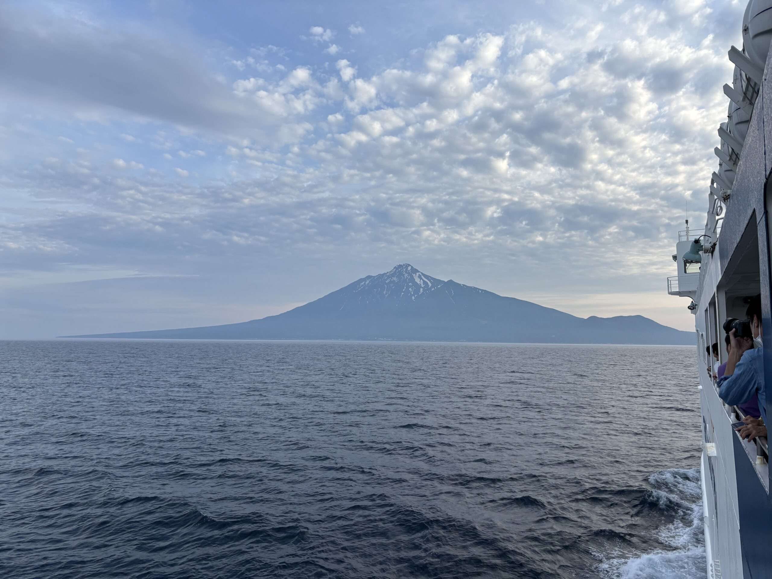 利尻・礼文島旅】朝一番のスピード登山と、風を切って駆ける利尻島